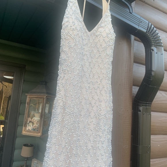 A beautiful gown in a blush cream color, size 6 - Picture 9 of 9